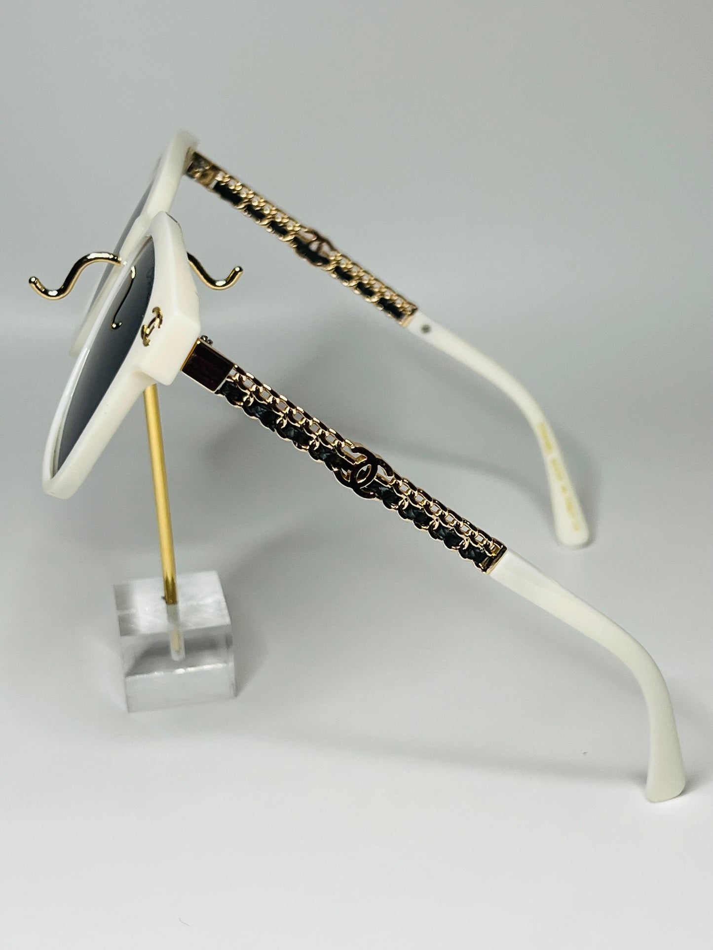 White and Gold Round Frame Sunglasses